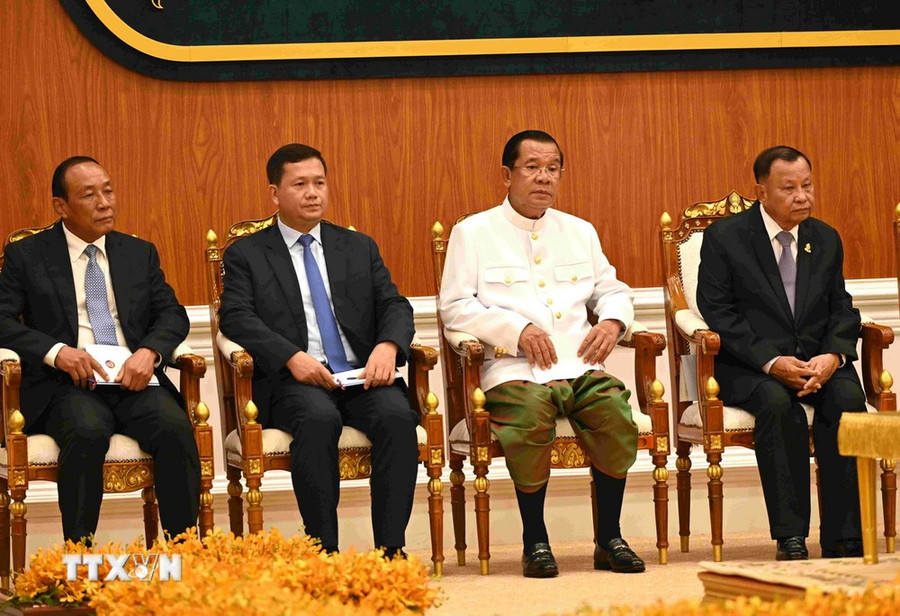 Thượng nghị sỹ Hun Sen (thứ 2 từ phải sang trái), Chủ tịch Hội đồng cố vấn tối cao của Quốc vương Campuchia, Chủ tịch Đảng Nhân dân Campuchia (CPP) tại phiên khai mạc kỳ họp đầu tiên Thượng viện Campuchia khóa V. (Ảnh: AKP/TTXVN phát) Thượng nghị sỹ Hun Sen (thứ 2 từ phải sang trái), Chủ tịch Hội đồng cố vấn tối cao của Quốc vương Campuchia, Chủ tịch Đảng Nhân dân Campuchia (CPP) tại phiên khai mạc kỳ họp đầu tiên Thượng viện Campuchia khóa V. (Ảnh: AKP/TTXVN phát)