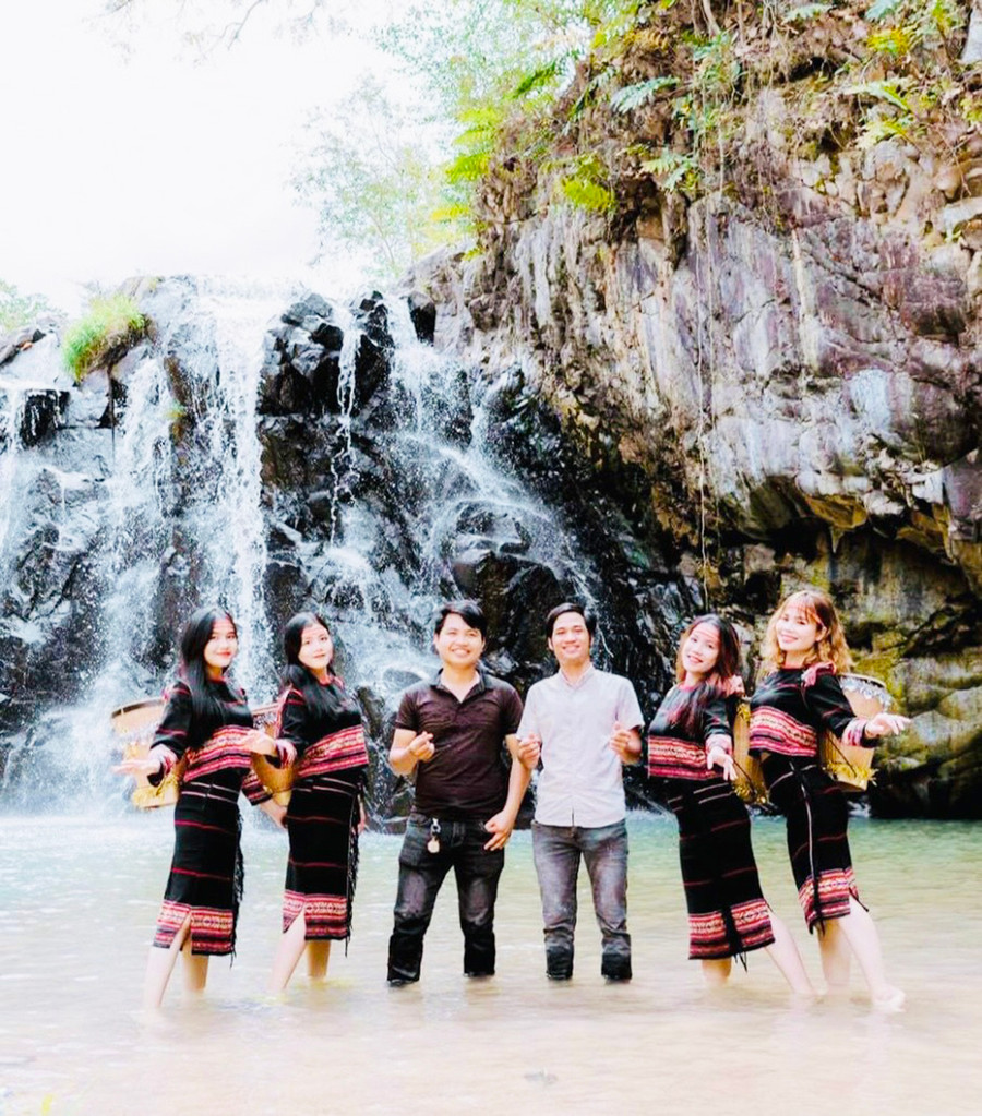 Đinh Iu (áo trắng) cùng nhóm nhạc biểu diễn ca khúc "Ayun Pa ai đã từng ghé thăm" tại khu du lịch Suối đá 2, thị xã Ayun Pa. Ảnh: Rmah Kim Đinh Iu (áo trắng) cùng nhóm nhạc biểu diễn ca khúc "Ayun Pa ai đã từng ghé thăm" tại khu du lịch Suối đá 2, thị xã Ayun Pa. Ảnh: Rmah Kim