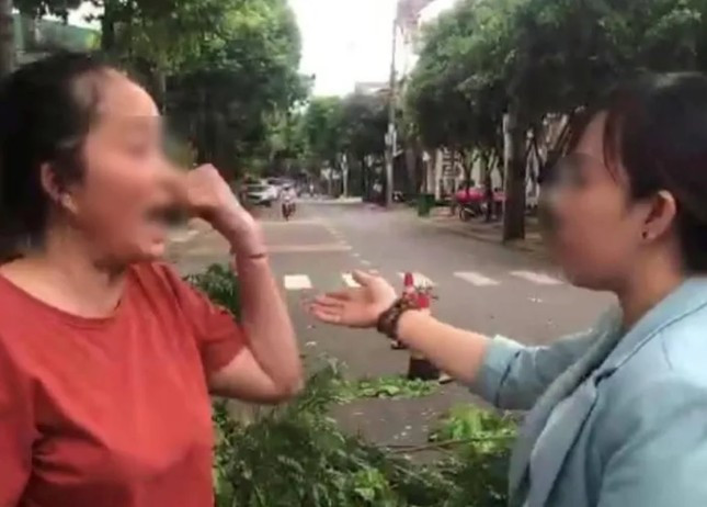 Người phụ nữ mặc áo đỏ chửi bới, tát nhân viên Cty Cổ phần Đô thị và Môi trường Đắk Lắk Người phụ nữ mặc áo đỏ chửi bới, tát nhân viên Cty Cổ phần Đô thị và Môi trường Đắk Lắk