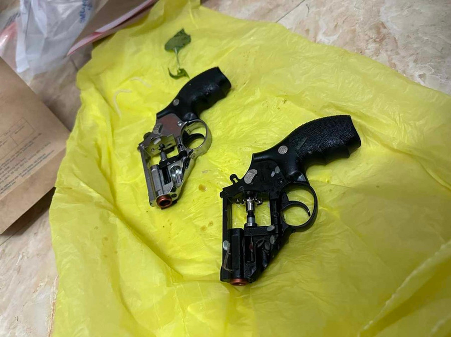 Hai khẩu súng dạng rulo được phát hiện trong phòng trọ của Tiến và Tươi.