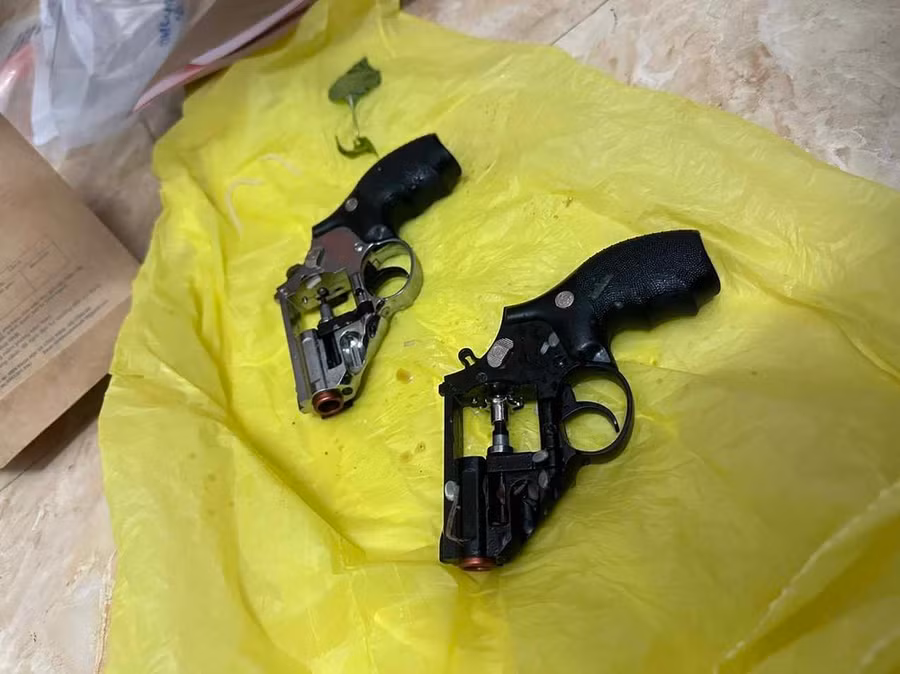 Hai khẩu súng dạng rulo được phát hiện trong phòng trọ của Tiến và Tươi.