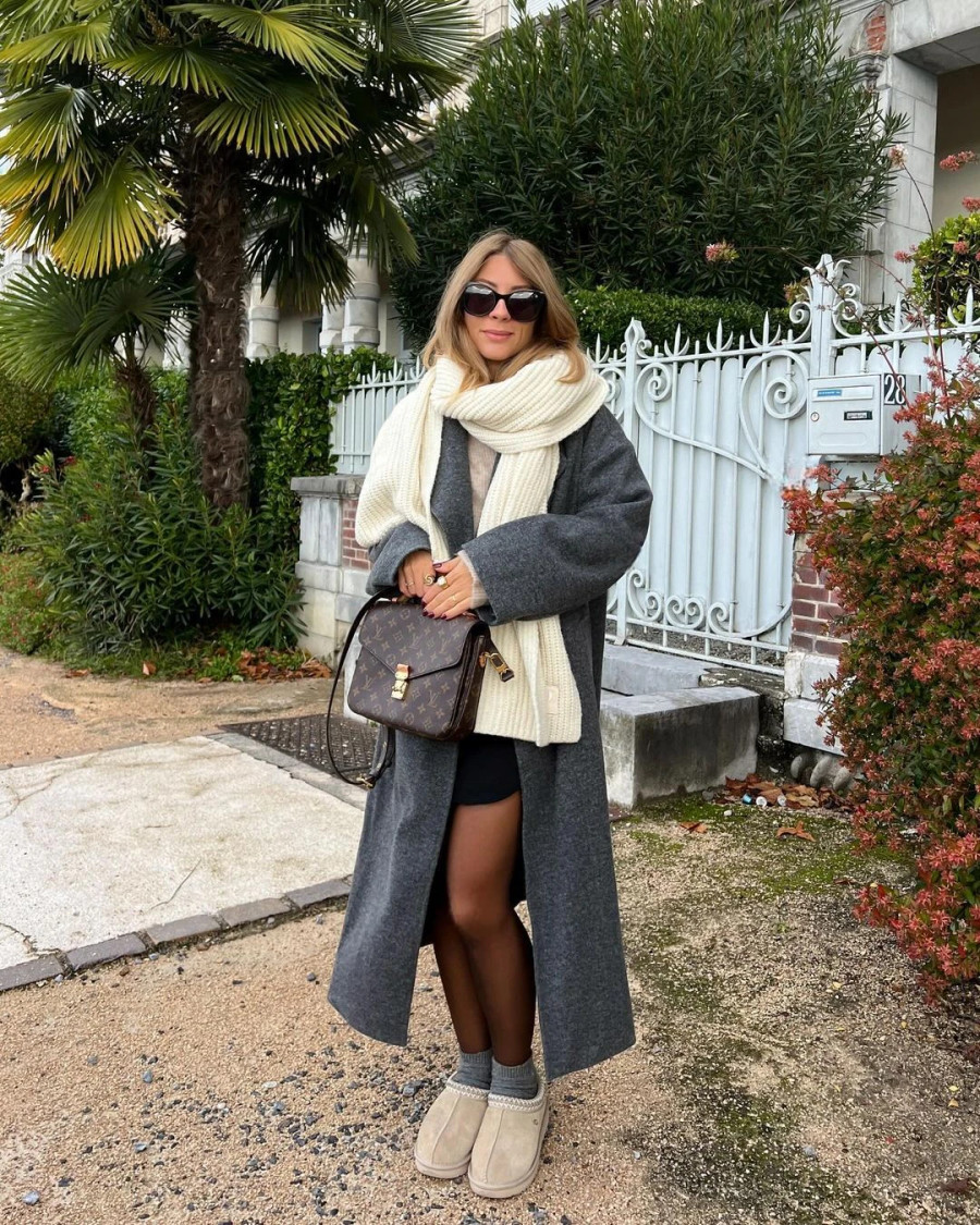 Món đồ thời trang timeless, đảm bảo cho vẻ ngoài sang xịn của mọi cô gái chính là áo trench coat màu xám lông chuột. Fashionista Clemence gợi ý hai bản phối thời thượng cho cùng một chiếc áo. Phong cách ấm áp, thoải mái nhưng nổi bật với sự cộng hưởng cùng tông trắng và xanh coban hoặc bất chấp nhiệt độ ngoài trời để chưng diện quyến rũ cùng quần tất, giày ugg boots, chân váy ngắn đi cùng khăn len màu kem