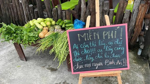 Sạp rau với dòng thông báo đặc biệt của anh Hải Âu. ẢNH: NVCC