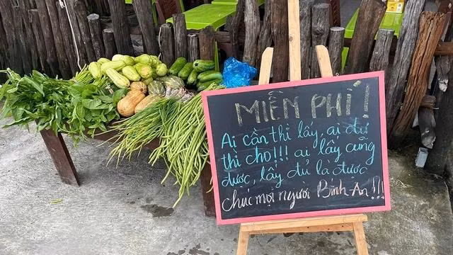 Sạp rau với dòng thông báo đặc biệt của anh Hải Âu. ẢNH: NVCC