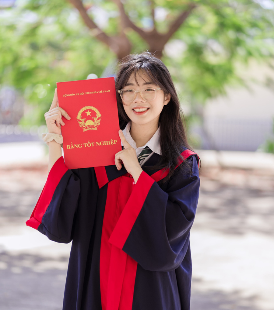 Em Bùi Lê Anh Thư (Trường THPT chuyên Hùng Vương)-thủ khoa kỳ thi tốt nghiệp THPT năm 2024 và đồng thủ khoa khối C của tỉnh (ảnh nhân vật cung cấp).