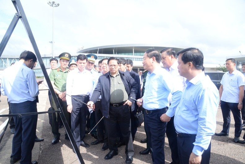 Thủ tướng Phạm Minh Chính nghe các bộ, ngành báo cáo về dự án mở rộng, cải tạo Cảng hàng không Phù Cát (Bình Định). Thủ tướng Phạm Minh Chính nghe các bộ, ngành báo cáo về dự án mở rộng, cải tạo Cảng hàng không Phù Cát (Bình Định).