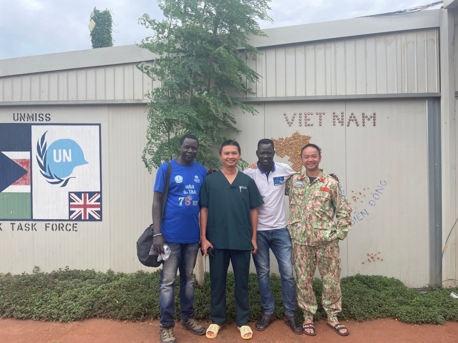 Bác sĩ Đỗ Quốc Cường (ngoài cùng bên phải) cùng đồng nghiệp chụp ảnh lưu niệm với các bệnh nhân người Nam Sudan được anh chữa trị Bác sĩ Đỗ Quốc Cường (ngoài cùng bên phải) cùng đồng nghiệp chụp ảnh lưu niệm với các bệnh nhân người Nam Sudan được anh chữa trị