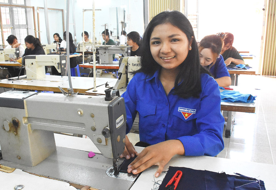 Em Rơ Ô H’Yung (buôn Hmuk, xã Chư Ngọc, huyện Krông Pa) học nghề may tại Trường Cao đẳng Gia Lai. Ảnh: Đ.Y Em Rơ Ô H’Yung (buôn Hmuk, xã Chư Ngọc, huyện Krông Pa) học nghề may tại Trường Cao đẳng Gia Lai. Ảnh: Đ.Y