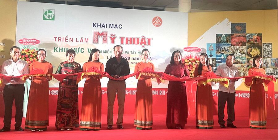 Ban tổ chức cắt băng khai mạc triển lãm. Ảnh: Lê Vi Thủy