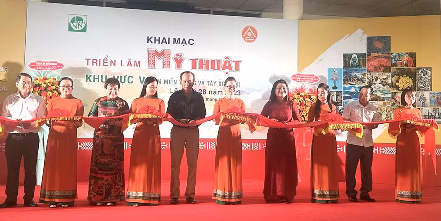Ban tổ chức cắt băng khai mạc triển lãm. Ảnh: Lê Vi Thủy