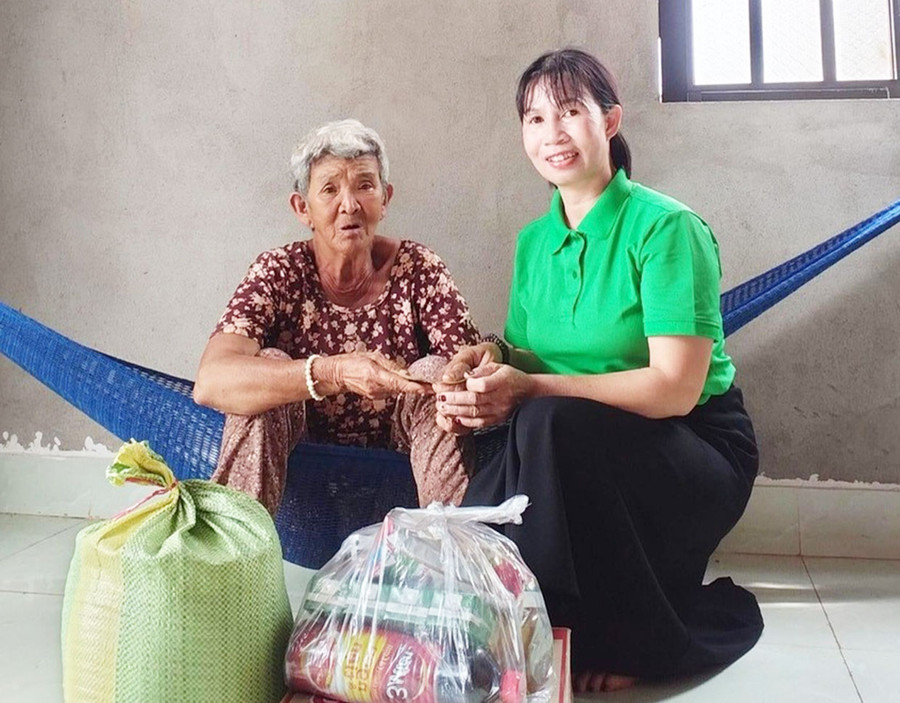 Chị Nguyễn Thị Phượng tặng quà cho bà Bùi Thị Khanh ở thôn 2, xã Ia Blang, huyện Chư Sê (ảnh nhân vật cung cấp). Chị Nguyễn Thị Phượng tặng quà cho bà Bùi Thị Khanh ở thôn 2, xã Ia Blang, huyện Chư Sê (ảnh nhân vật cung cấp).