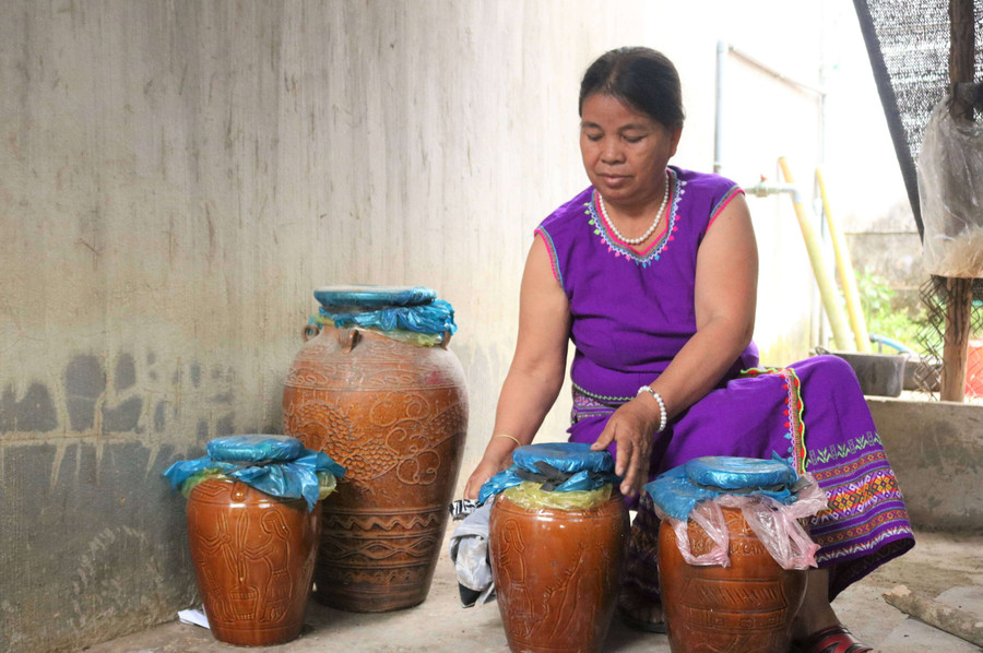 Hầu hết người Gia Rai đều tự ủ rượu cần để phục vụ trong ngày tết. Ảnh: NS