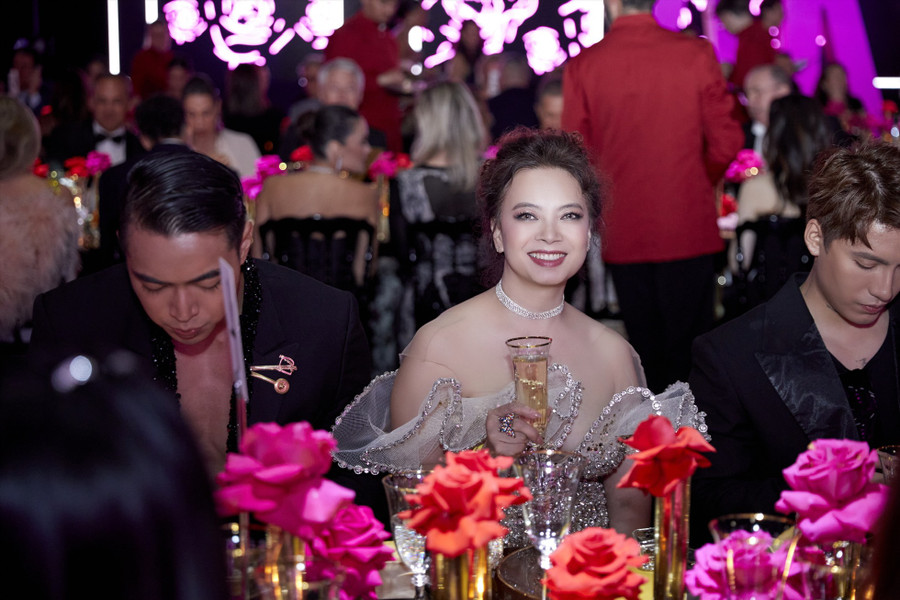 Nói thêm về trải nghiệm lần này, Lan Anh nghĩ rằng đây có thể là mong ước của người phụ nữ. Họ có thể khám phá những nét đẹp ưu việt nhất của mình để toả sáng đúng lúc, đặc biệt trong những sự kiện lớn như LHP Cannes. Nói thêm về trải nghiệm lần này, Lan Anh nghĩ rằng đây có thể là mong ước của người phụ nữ. Họ có thể khám phá những nét đẹp ưu việt nhất của mình để toả sáng đúng lúc, đặc biệt trong những sự kiện lớn như LHP Cannes.