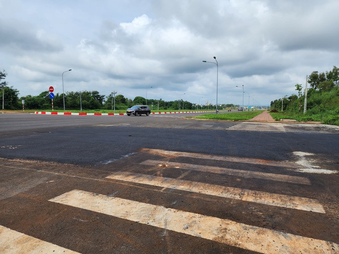 Đường ngàn tỉ chưa thông xe đã loang lổ điểm... sửa giáp mí - Ảnh 2. Một vị trí được "sửa giáp mí" trên diện rộng