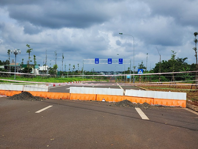 Đường ngàn tỉ chưa thông xe đã loang lổ điểm... sửa giáp mí - Ảnh 5. Tuyến đường vẫn đang được rào chắn chờ ngày thông xe