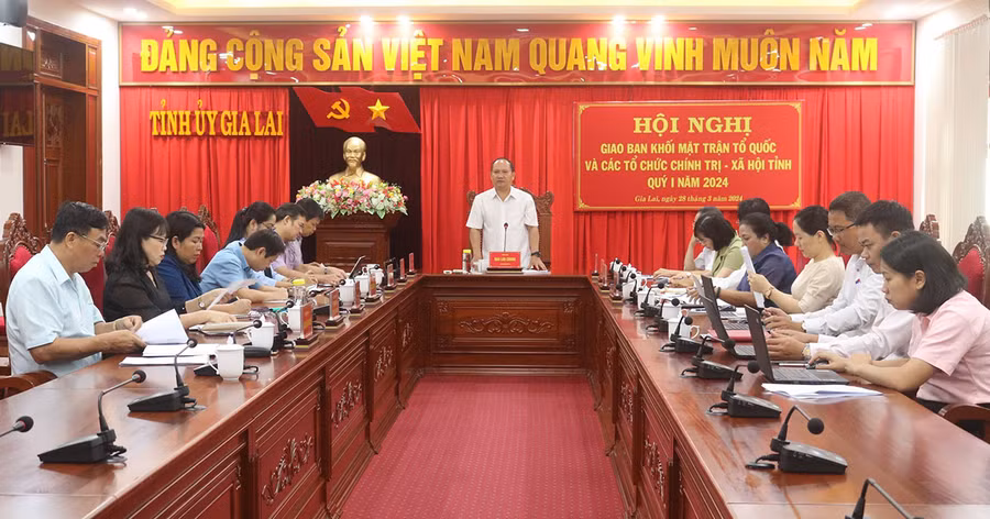 Phó Bí thư Tỉnh ủy Rah Lan Chung phát biểu chỉ đạo tại hội nghị. Ảnh: A.H