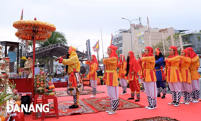 Lễ hội Cầu ngư quận Sơn Trà được tổ chức hằng năm, luân phiên giữa 3 phường Mân Thái, Nại Hiên Đông và Thọ Quang nhằm thể hiện lòng thành kính, tưởng nhớ đến các bậc tiền nhân và cầu cho quốc thái, dân an, mưa thuận gió hòa. Ảnh: Đ.L