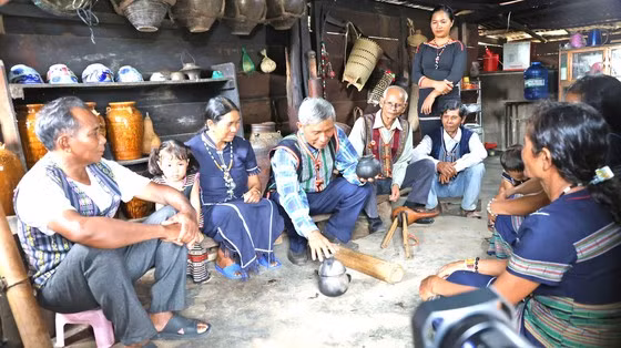 Già làng Đa Cát Tư giới thiệu vật dụng trong sinh hoạt truyền thống của người M’nông.