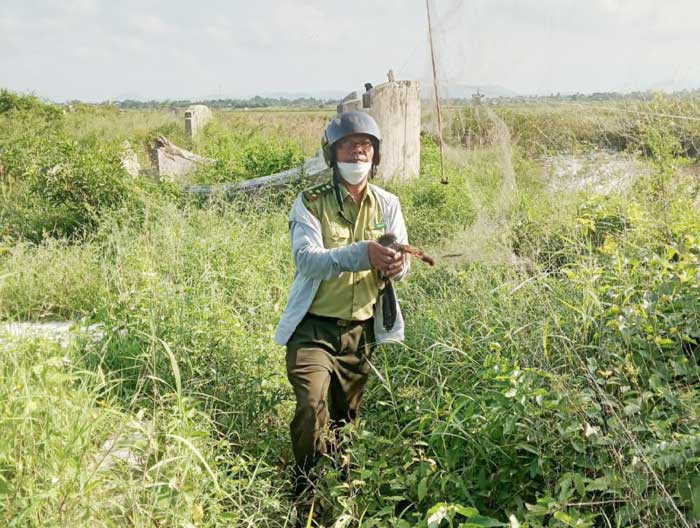 Lực lượng chức năng ra quân triệt phá tình trạng bẫy bắt chim trời. Lực lượng chức năng ra quân triệt phá tình trạng bẫy bắt chim trời.