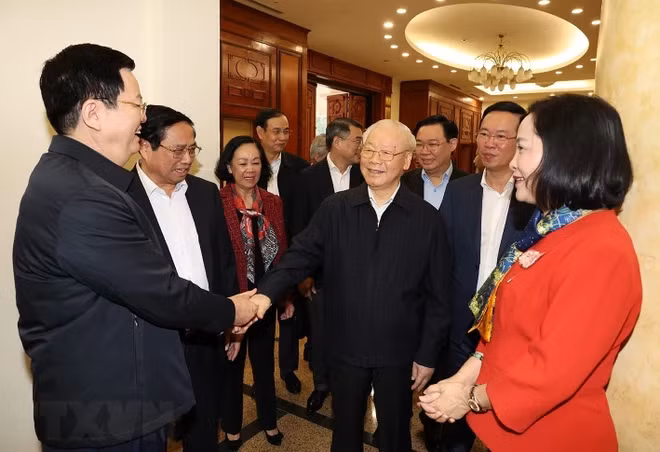 Tổng Bí thư Nguyễn Phú Trọng với các thành viên Tiểu ban Nhân sự tham dự phiên họp. (Ảnh: Trí Dũng/ TTXVN)