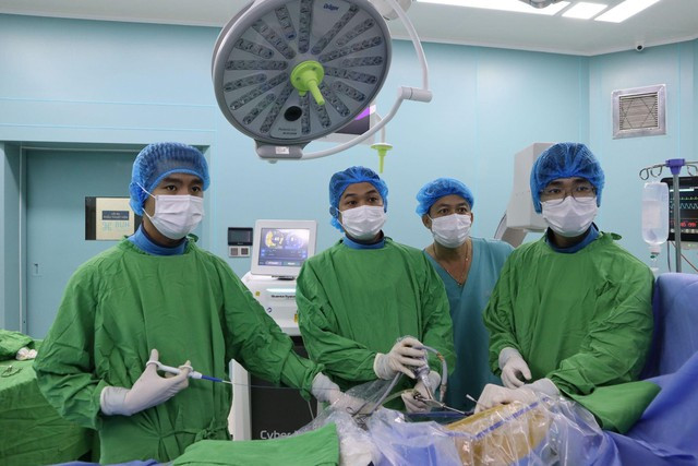 Các bác sĩ thực hiện kỹ thuật tán sỏi mật qua da bằng laser Các bác sĩ thực hiện kỹ thuật tán sỏi mật qua da bằng laser