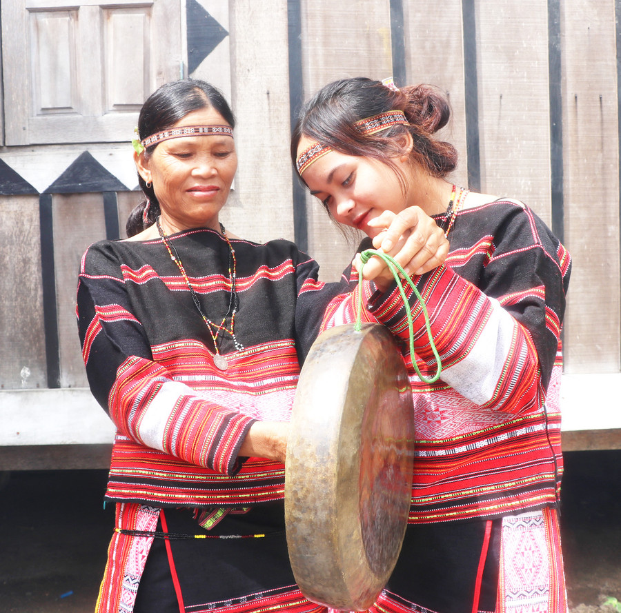 Bà Đinh Thị Đeng (bìa trái)-thành viên CLB Cồng chiêng nữ làng Leng, xã Tơ Tung, huyện Kbang hướng dẫn kỹ thuật đánh cồng chiêng cho thành viên mới. Ảnh: Ngọc Minh Bà Đinh Thị Đeng (bìa trái)-thành viên CLB Cồng chiêng nữ làng Leng, xã Tơ Tung, huyện Kbang hướng dẫn kỹ thuật đánh cồng chiêng cho thành viên mới. Ảnh: Ngọc Minh