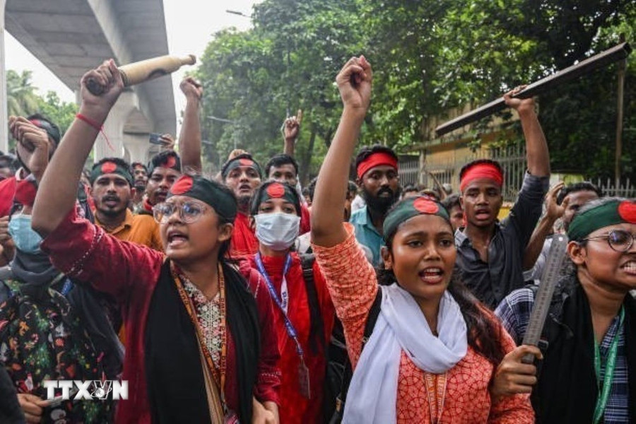 Biểu tình phản đối Chính phủ tại thủ đô Dhaka, Bangladesh ngày 4/8. (Ảnh: Getty Images/TTXVN) Biểu tình phản đối Chính phủ tại thủ đô Dhaka, Bangladesh ngày 4/8. (Ảnh: Getty Images/TTXVN)