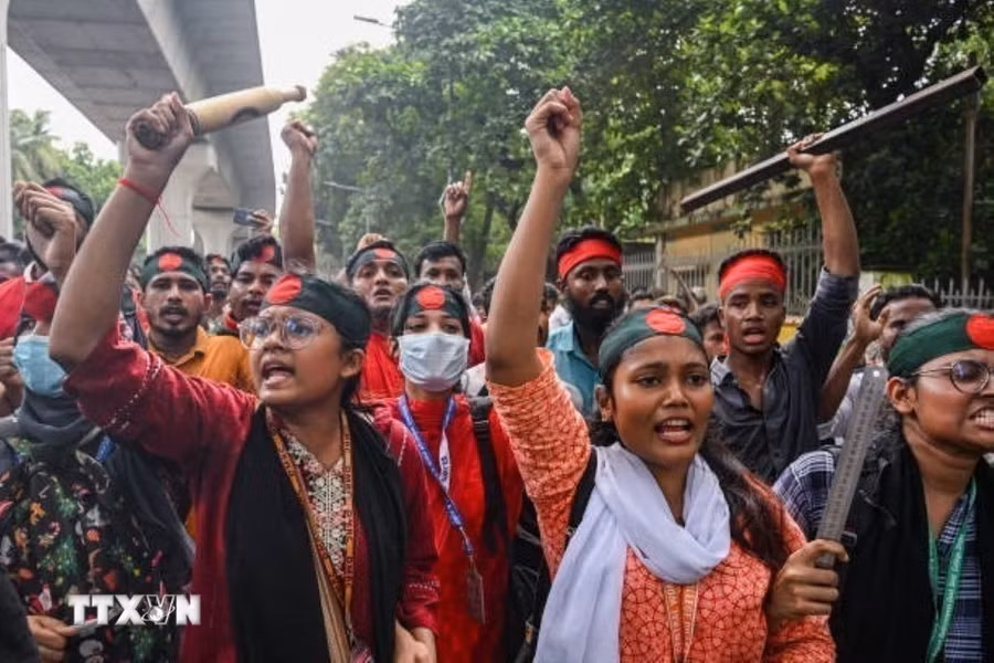 Biểu tình phản đối Chính phủ tại thủ đô Dhaka, Bangladesh ngày 4/8. (Ảnh: Getty Images/TTXVN)