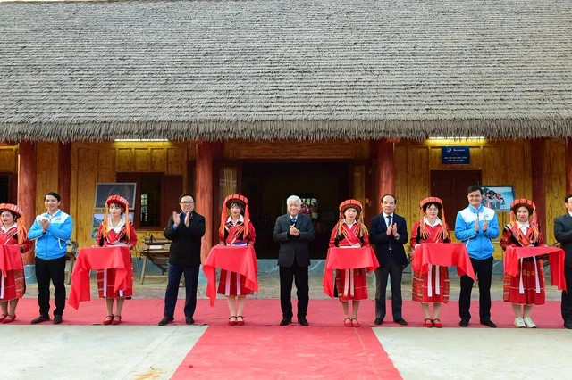 Khánh thành Nhà văn hóa cộng đồng cho đồng bào dân tộc Pà Thẻn tỉnh Tuyên Quang. Ảnh: XUÂN TÙNG Khánh thành Nhà văn hóa cộng đồng cho đồng bào dân tộc Pà Thẻn tỉnh Tuyên Quang. Ảnh: XUÂN TÙNG