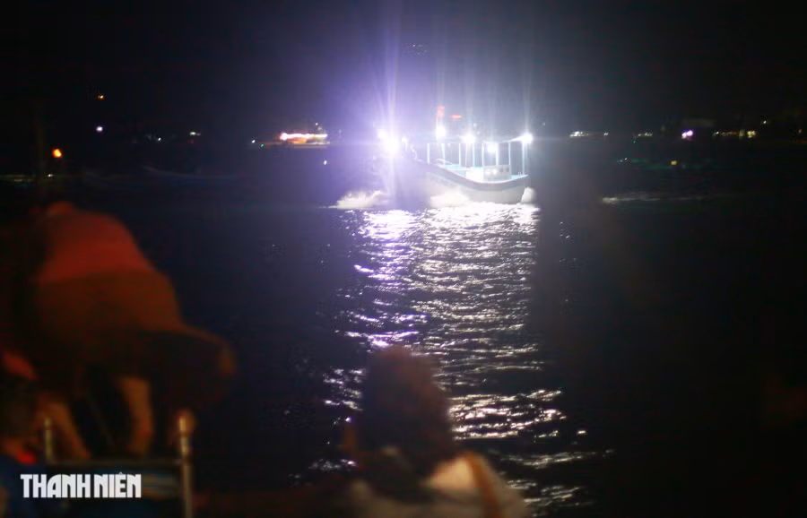Đi trên biển đêm, còn bắt gặp những người đàn ông lặn bắt cá, tôm, nhum... Đèn chiếu của ngư phủ bơi dưới lòng biển, hắt sáng rực bên cạnh mạn tàu, là cảnh lạ mắt đối với nhiều người. Ảnh: TRÍ MINH
