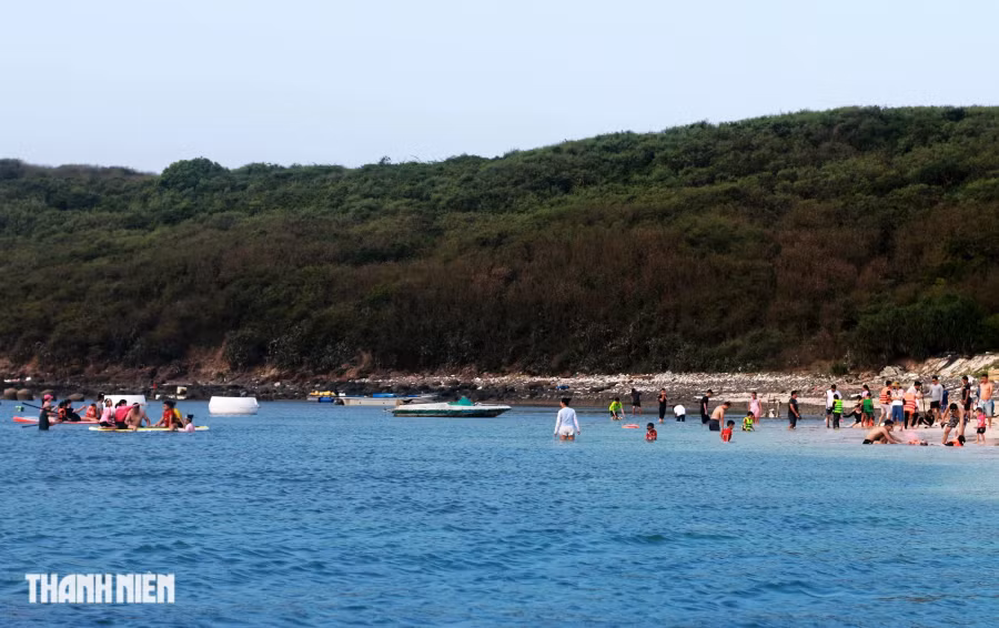Hòn Chùa nằm trong cụm gồm 3 đảo; 2 đảo còn lại là Hòn Dứa, Hòn Than. Trời biển nơi đây trong lành, ban sơ, thu hút nhiều người ưa thích du lịch biển, các nhóm phượt. Ảnh: TRÍ MINH