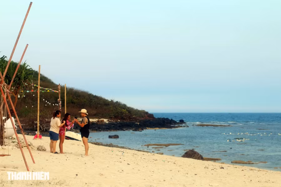 Đảo chỉ có duy nhất bãi tắm phía tây nam, các khu vực còn lại là ghềnh đá, cây cối rậm rạp gần như không thể đi qua. Ảnh: TRÍ MINH