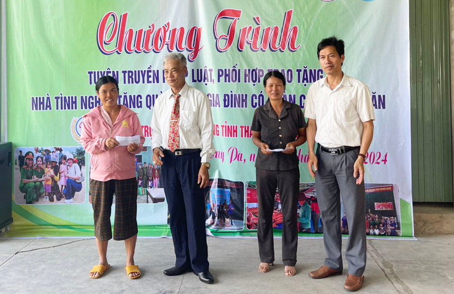 Hội đồng hương huyện Thái Thụy (tỉnh Thái Bình) tặng quà cho những hộ đồng hương thuộc diện nghèo tại thị trấn Phú Túc, huyện Krông Pa. Ảnh: V.C