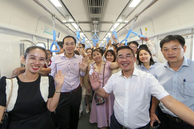 Hành khách trải nghiệm chuyến chạy thử nghiệm toàn tuyến của metro số 1. Ảnh: HOÀNG TRIỀU