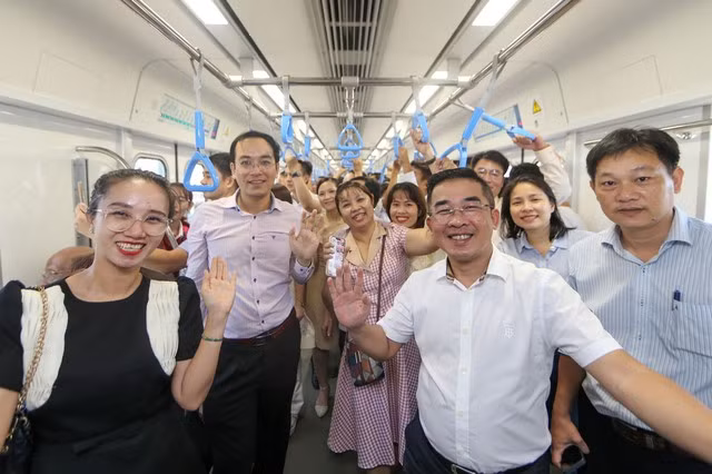 Hành khách trải nghiệm chuyến chạy thử nghiệm toàn tuyến của metro số 1. Ảnh: HOÀNG TRIỀU