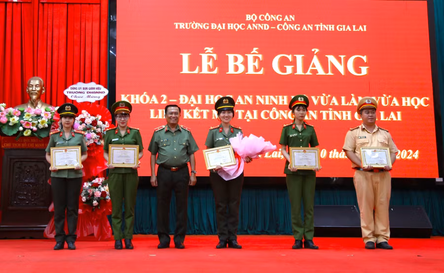 Hiệu trưởng Trường Đại học An ninh nhân dân tặng giấy khen cho học viên có thành tích xuất sắc trong học tập và xây dựng trường, lớp. Ảnh: Bảo Hân