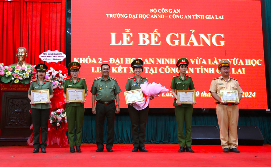 Hiệu trưởng Trường Đại học An ninh nhân dân tặng giấy khen cho học viên có thành tích xuất sắc trong học tập và xây dựng trường, lớp. Ảnh: Bảo Hân