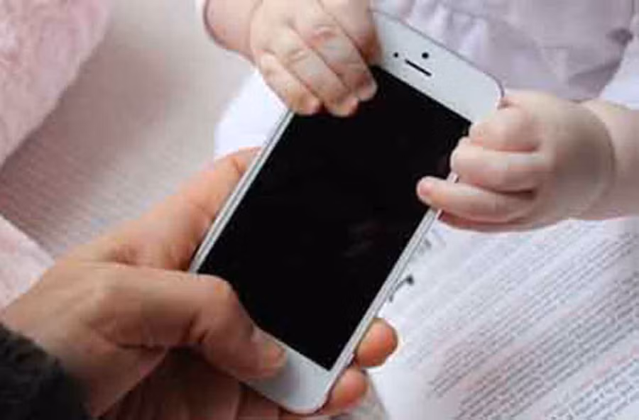 Có không ít phụ huynh cấm con dùng điện thoại nhưng điều bất lợi là không thể liên lạc với con khi cần hoặc con không cập nhật được những thông tin về việc học trên nhóm lớp (ảnh minh họa)