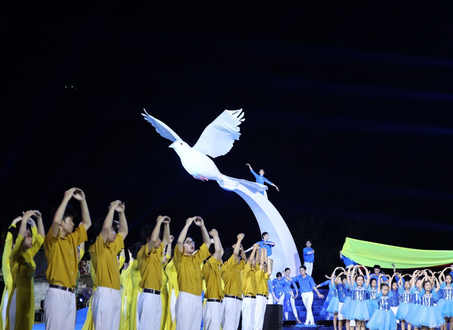 Các tiết mục trong chương trình nghệ thuật đặc biệt chào mừng Lễ hội Vì hòa bình 2024 tại Khu di tích lịch sử quốc gia đặc biệt Đôi bờ Hiền Lương - Bến Hải, tỉnh Quảng Trị. Ảnh: VGP