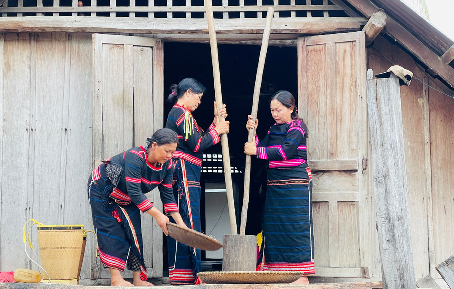 Bà con người DTTS ở huyện Phú Thiện từng bước làm thay đổi nếp nghĩ, cách làm để vươn lên thoát nghèo bền vững. Ảnh: Mai Ka