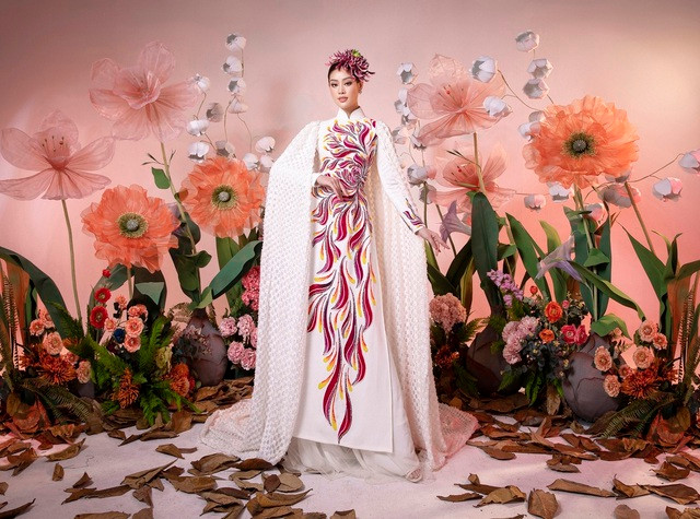 Hoa hậu Khánh Vân không đặt nặng cát sê khi diễn áo dài cho NTK Minh Châu - Ảnh 1. Nhà thiết kế Minh Châu trình làng bộ sưu tập Mộc tại Tuần lễ thời trang quốc tế Việt Nam 2023 với sự đồng hành của Hoa hậu Khánh Vân. Trong bộ ảnh thực hiện trước show, Hoa hậu Hoàn vũ Việt Nam 2019 duyên dáng khi diện áo dài lấy cảm hứng từ thiên nhiên, hoa cỏ. Ảnh: Lê Thiện Viễn