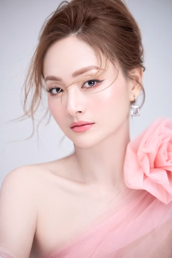 Diễn viên Lan Phương khoe nhan sắc ngọt ngào.