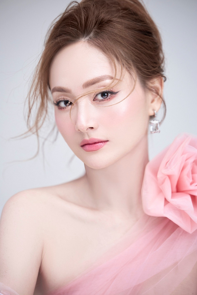 Diễn viên Lan Phương khoe nhan sắc ngọt ngào.