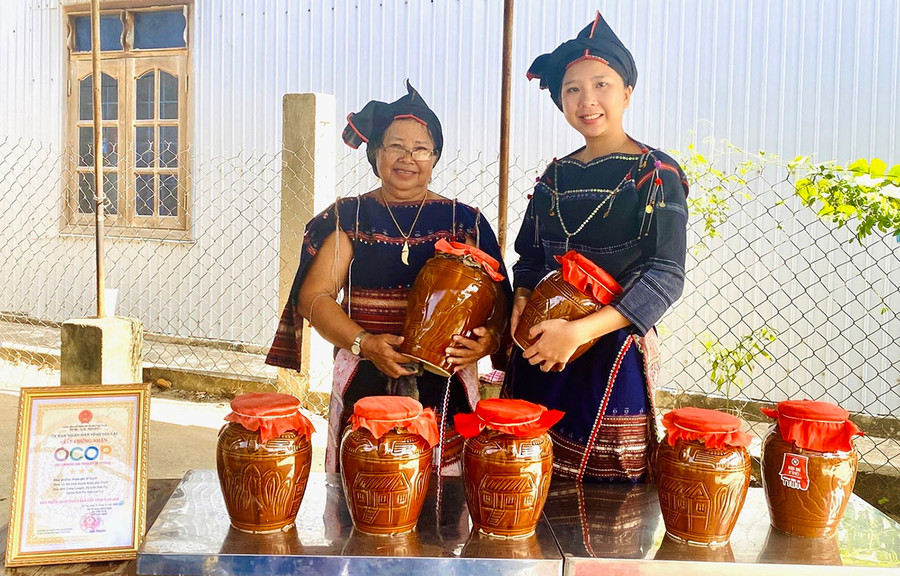 Chị Đinh Thị H’Phim (bìa phải) và bà Đinh Thị H’Phiên bên sản phẩm “Rượu ghè H&apos;Tuyết”. Ảnh: M.K