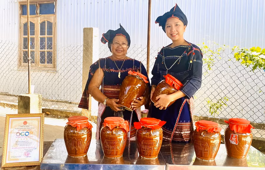 Chị Đinh Thị H’Phim (bìa phải) và bà Đinh Thị H’Phiên bên sản phẩm “Rượu ghè H'Tuyết”. Ảnh: M.K