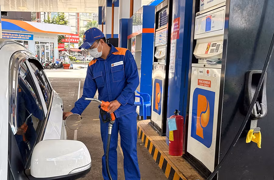 Thủ tướng chỉ đạo triển khai các giải pháp bảo đảm cung ứng xăng dầu cho sản xuất, kinh doanh và tiêu dùng của người dân, doanh nghiệp. Ảnh: G.B