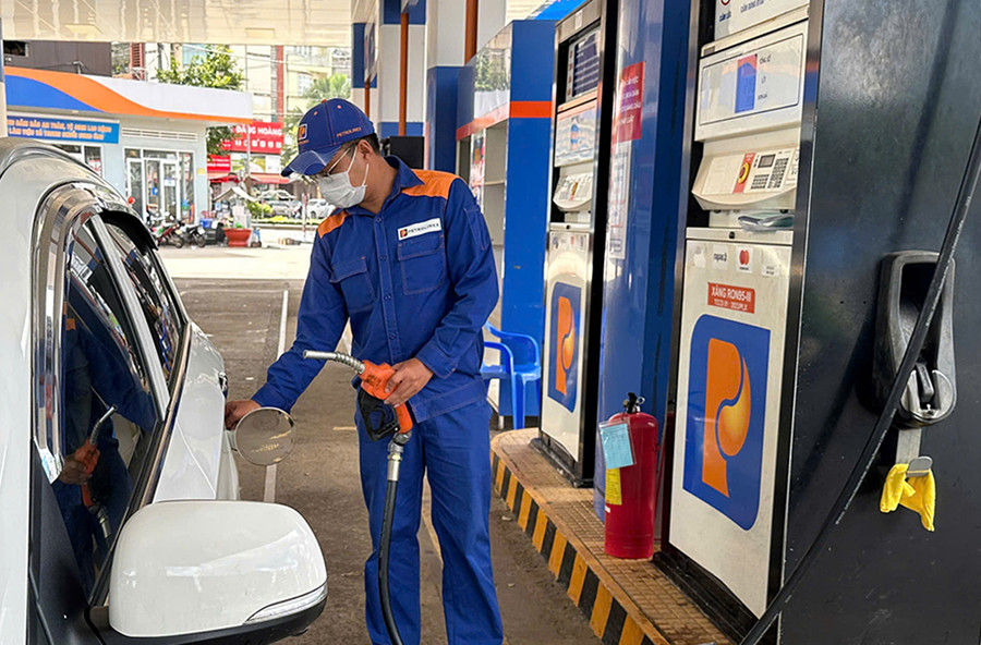 Thủ tướng chỉ đạo triển khai các giải pháp bảo đảm cung ứng xăng dầu cho sản xuất, kinh doanh và tiêu dùng của người dân, doanh nghiệp. Ảnh: G.B Thủ tướng chỉ đạo triển khai các giải pháp bảo đảm cung ứng xăng dầu cho sản xuất, kinh doanh và tiêu dùng của người dân, doanh nghiệp. Ảnh: G.B