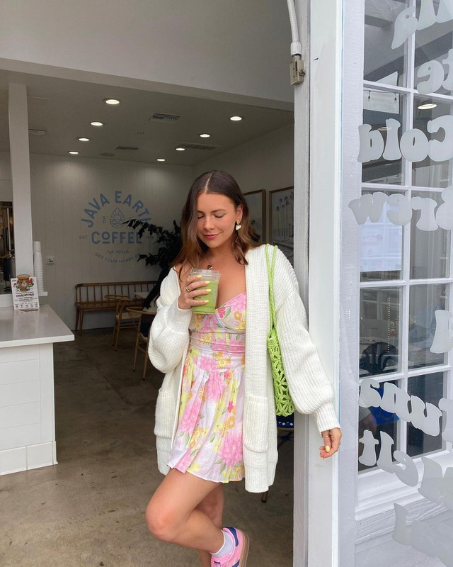 Bộ đôi quen thuộc trong mùa thu mà nàng nào cũng nên thử một lần đó chính là áo cardigan dệt kim + váy hoa. Sự kết hợp giữa hai món đồ này đã nhân đôi vẻ nữ tính cho fashionista Syd Anastasia. Nếu muốn tạo sự thoải mái, phóng khoáng cho phong cách, nàng chỉ cần mix match cùng giày thể thao và áp dụng công thức này đi dạo phố hoặc đi cà phê với bạn bè