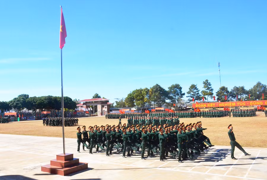 Duyệt đội ngũ trong lễ ra quân huấn luyện. Ảnh: Vĩnh Hoàng
