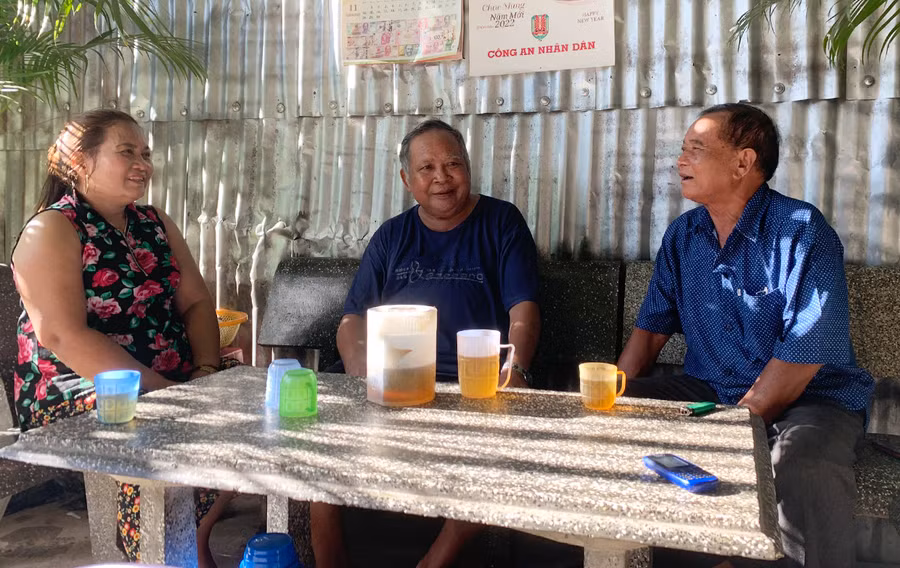 Ông Nay Ka (bìa phải, buôn Phu Ma Miơng, xã Ia Rtô) luôn dành thời gian đến từng hộ gia đình để nắm bắt tâm tư, nguyện vọng và có hướng giúp đỡ kịp thời. Ảnh: V.C